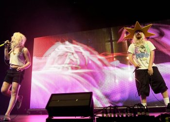 Fans react as 100 Gecs cancel UK and European tour “with no explanation”