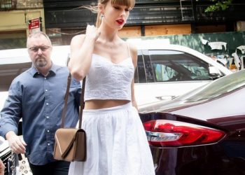 Taylor Swift voices support for LGBTQ community during Chicago concert