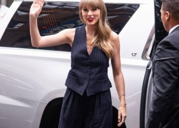 Taylor Swift accidentally swallows bug during Chicago concert