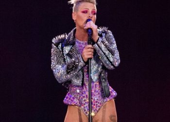 Pink performs with daughter on opening night of European tour