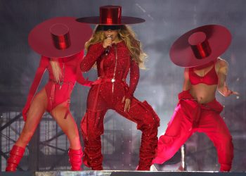 Beyoncé gives her sunglasses back to a fan after a security scuffle