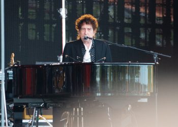 Watch Bob Dylan cover the Grateful Dead’s ‘Stella Blue’ in Barcelona