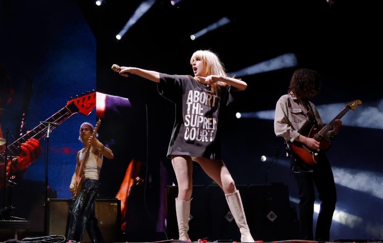 Hayley Williams apologises after removing two fans from Paramore show