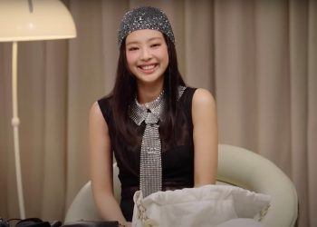 Watch BLACKPINK’s Jennie Show Off What’s Inside Her Many Chanel Bags