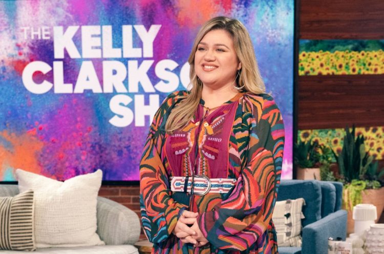 Kelly Clarkson Surprises LA Coffee Shop With A Cappella Flash Mob