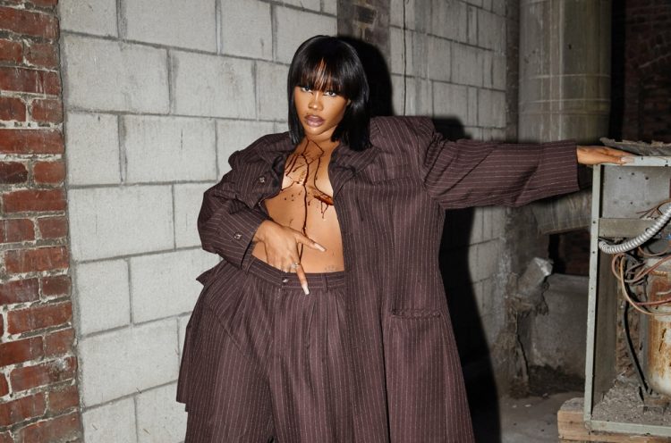 SZA Teases Unreleased Song With Gorgeous Mirror Selfie