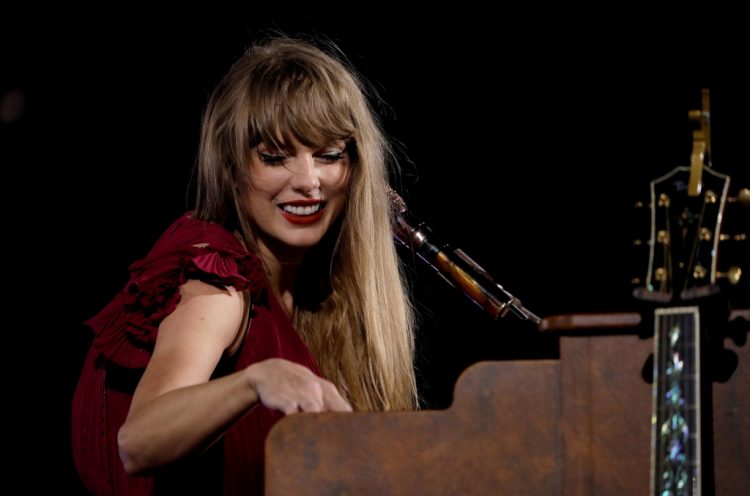 Taylor Swift Stops Herself From Bringing a Fan Onstage in Chicago: ‘My Brain Just Broke’