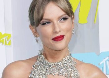 Taylor Swift celebrates Fourth of July with Selena Gomez and Haim sisters