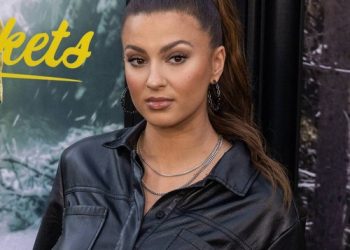 Tori Kelly hospitalised for blood clots in legs and lungs