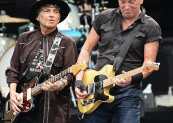 Bruce Springsteen & The E Street Band singing in the rain at BST Hyde Park