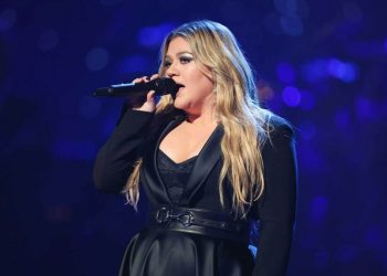 Watch Kelly Clarkson Find Out About Scandoval & Take a Dig at Her Ex-Husband 