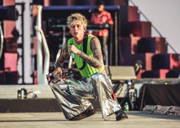 Machine Gun Kelly covers Don Omar and speaks Spanish on stage at Mad Cool Festival