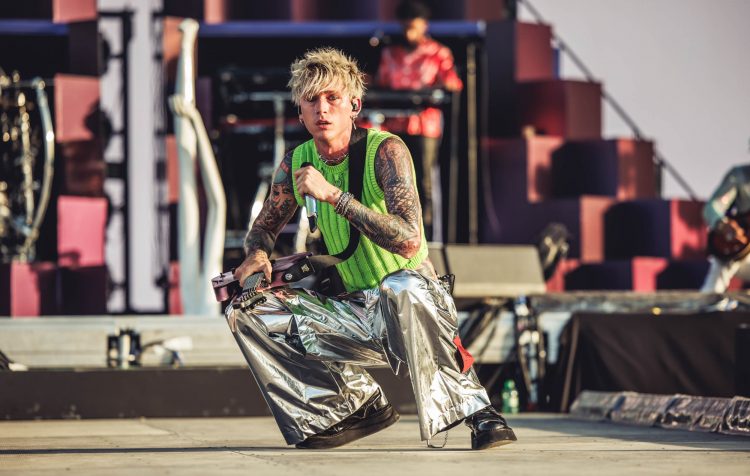 Machine Gun Kelly covers Don Omar and speaks Spanish on stage at Mad Cool Festival
