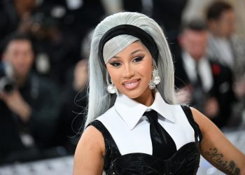 Cardi B Sings ‘I Will Always Love You’ With Busker in Paris