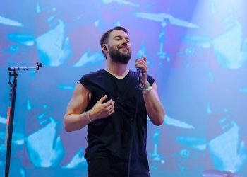 Courteeners’ Liam Fray debuts new Manchester United shirt while headlining Tramlines