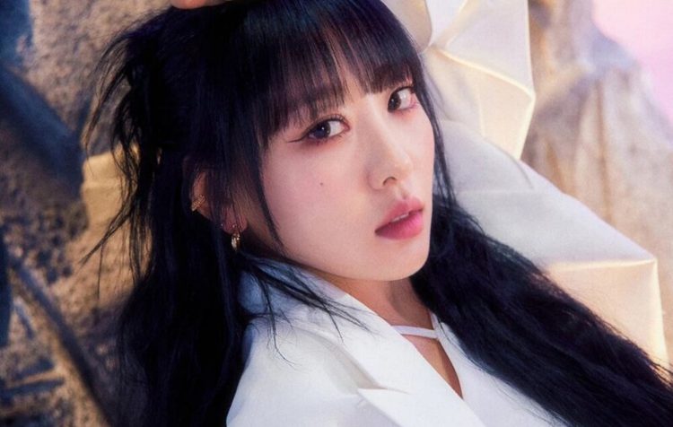 LOONA’s Yves reveals she is “meeting with many agencies”