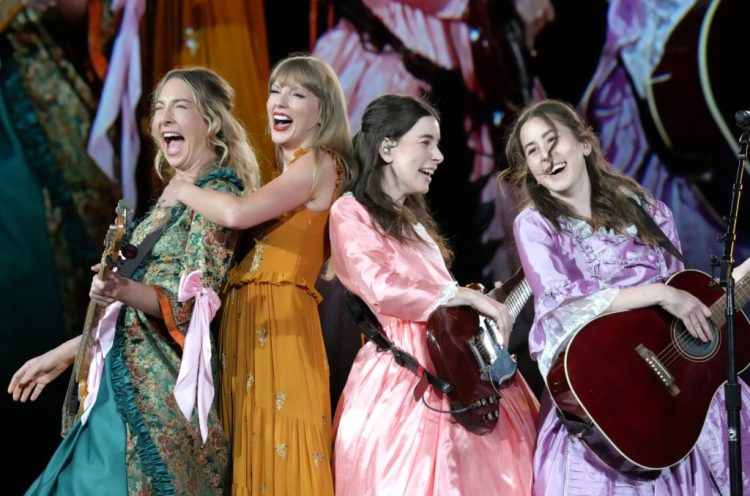 Haim Joins Taylor Swift on Stage Dressed Up as ‘Bejeweled’ Stepsisters for ‘No Body, No Crime’