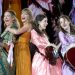 Haim Joins Taylor Swift on Stage Dressed Up as ‘Bejeweled’ Stepsisters for ‘No Body, No Crime’