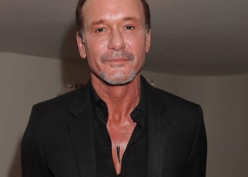 Tim McGraw addresses the issue of concertgoers throwing objects at artists