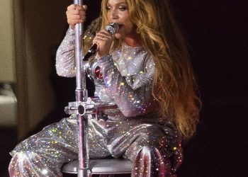 Beyoncé shows support for Lizzo during concert