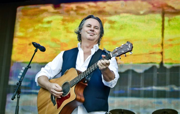 Runrig singer Bruce Guthro dies, aged 62