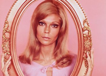 Nancy Sinatra Says She’s ‘Too Old’ to Tour, But Her Daughters’ ‘Tenacity’ Keeps Her Music Alive