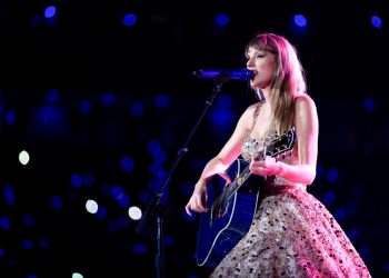 Taylor Swift Poses Backstage With Family of Fan Who Died at Rio De Janeiro Show