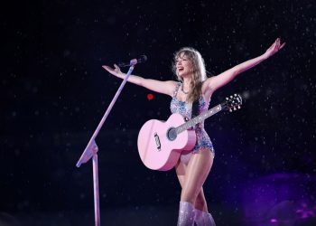 Taylor Swift Kicked It ‘Barbie’-Style at Rio Show After Boot Heel Breakdown