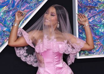 Nicki Minaj Permanently Grounds ‘Starships’ During NYE Show: ‘Stupid Song’