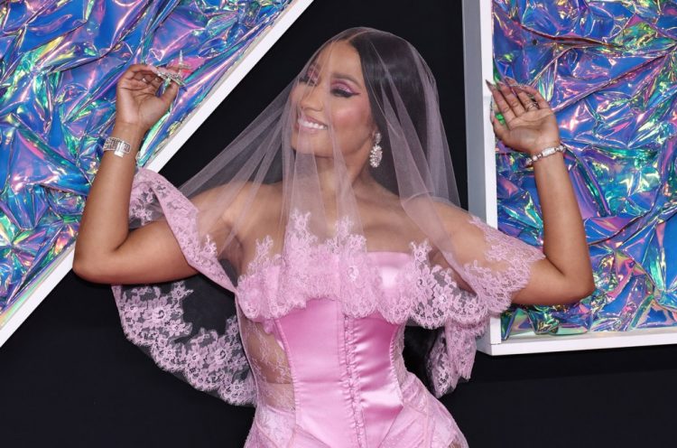 Nicki Minaj Permanently Grounds ‘Starships’ During NYE Show: ‘Stupid Song’