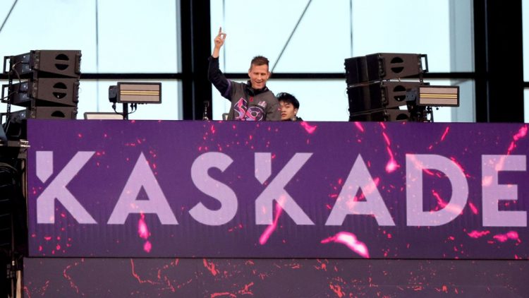 Super Bowl DJ Kaskade Is Ready to Work With Taylor Swift: “Taylor, What’s Up?”