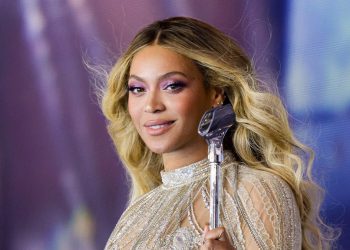 Beyoncé Sends Flowers to Black Female Artists in Country: “Thank You for Opening Doors for Me”