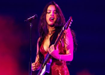 Olivia Rodrigo Duets With Jewel on ‘You Were Meant For Me’ During Final MSG Show