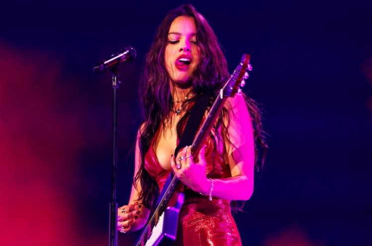 Olivia Rodrigo Duets With Jewel on ‘You Were Meant For Me’ During Final MSG Show