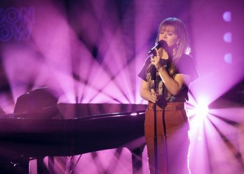 Kelly Clarkson Rocks Out Kellyoke Cover of Miley Cyrus and Stevie Nicks’ ‘Edge of Midnight’