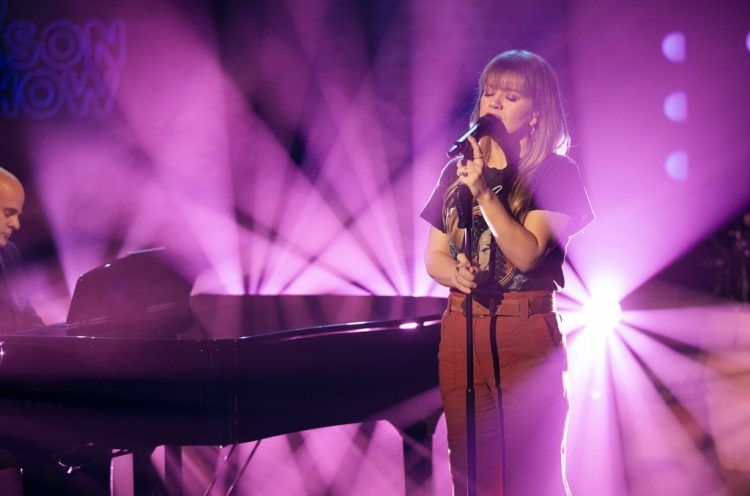 Kelly Clarkson Rocks Out Kellyoke Cover of Miley Cyrus and Stevie Nicks’ ‘Edge of Midnight’