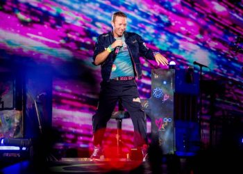 Coldplay’s Chris Martin and Maggie Rogers Pay Tribute to Taylor Swift in Vienna With Sing-Along ‘Love Story’ Cover