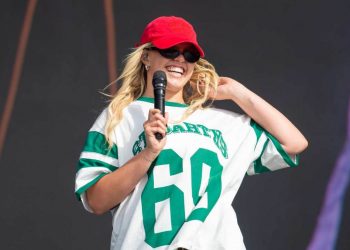 Reading Festival Apologizes to Reneé Rapp For Technical Difficulties That Ended Set Early In Midst of Downpour