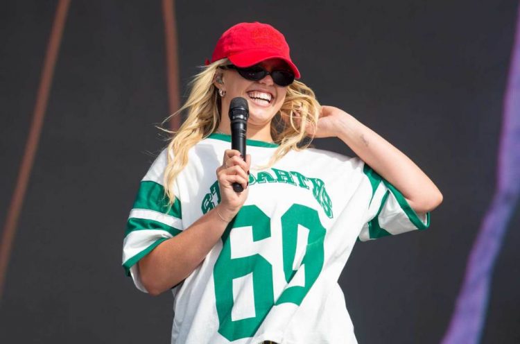 Reading Festival Apologizes to Reneé Rapp For Technical Difficulties That Ended Set Early In Midst of Downpour