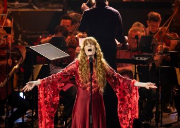 Florence + The Machine Give Debut Album “Lungs” An Orchestral Twist at One-Off London Show