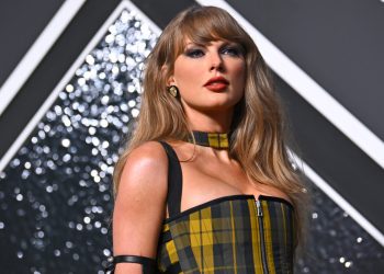 Taylor Swift Remembers 9/11 as She Accepts MTV VMA: “Everything Tonight Falls Behind That”