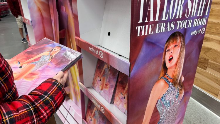Taylor Swift ‘Eras’ Tie-in Book Sells More Than 800,000 Copies in First Weekend