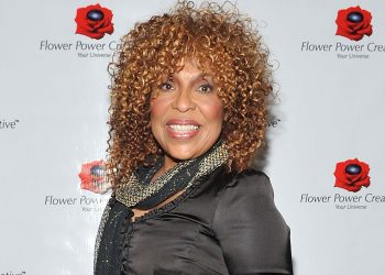 Roberta Flack, Soulful “Killing Me Softly With His Song” Performer, Dies at 88
