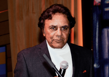 Johnny Mathis to Retire From Live Stage Performances Due to “Age and Memory Issues”