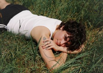 Canadian Singer-Songwriter Bells Larsen Forced to Cancel U.S. Tour Dates Over Anti-Trans Visa Requirements