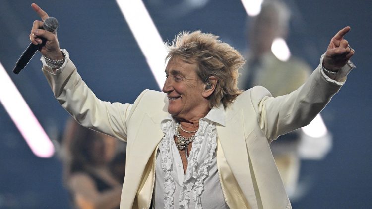 Rod Stewart Is “Forever Young” While Accepting Lifetime Achievement Award at 2025 AMAs